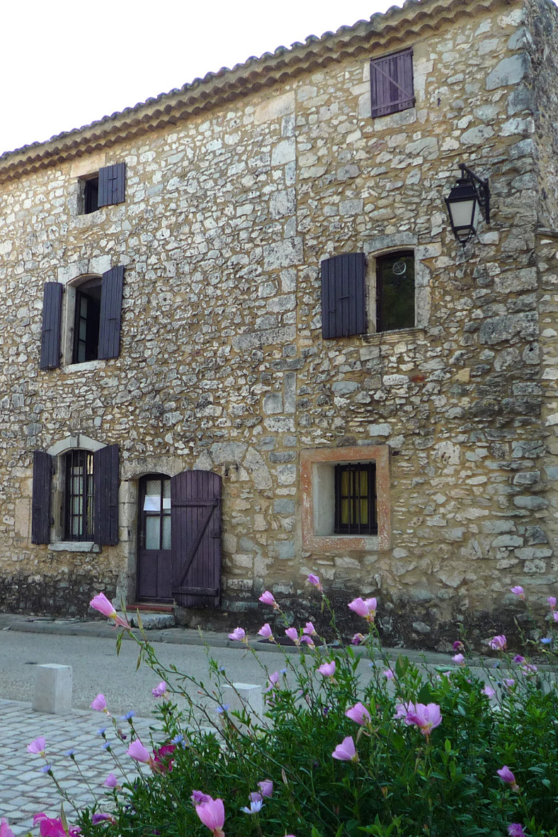 Façade en pierre de l'hébergement collectif 